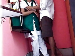 新的印度学校的女孩他妈的与她的老师