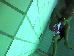 शरारती लड़की स्विमिंग पूल में और डिक के साथ खेलता है