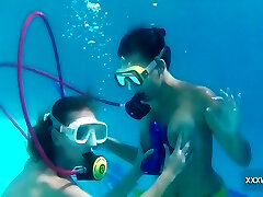 Minnie Has Fun With Candy Underwater Minnie Has Fun With Candy Underwater