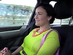 golden macht sich die knie schmutzig, nachdem sie ihren schönen schlanken körper enthüllt hat golden macht sich die knie schmutzig, nachdem sie ihren schönen schlanken körper enthüllt hat