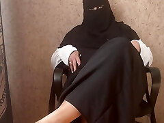 Syrian milf in hijab gives jerk off instructions, jizz with her