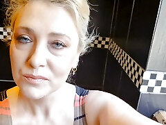 Super-naughty Mature pisses for you closeup pussy view