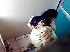 Let's spy on all natural Indian chicks peeing in the public wc