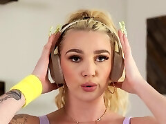 fitte blonde kendra sunderland muss nach dem training hart gefickt werden fitte blonde kendra sunderland muss nach dem training hart gefickt werden