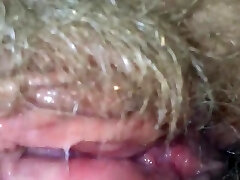 Leccare il suo peloso bagnato nonna figa Leccare il suo peloso bagnato nonna figa