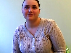 пухленькая белая толстушка делает массаж и скачет верхом на члене пухленькая белая толстушка делает массаж и скачет верхом на члене