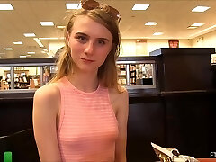 отличный подросток, шарлотта трет свою идеально выбритую киску, в то время как ее парень находится в поездке отличный подросток, шарлотта трет свою идеально выбритую киску, в то время как ее парень находится в поездке