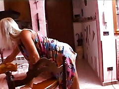 oma bekommt ihren arsch gehämmert! (ganzer film)