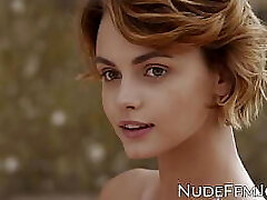 wunderschöne rothaarige neckt mit ihren natürlichen titten und ihrer weichen muschi