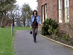 Mooie crossdresser heerlijke gerokte billen loopt buiten Mooie crossdresser heerlijke gerokte billen loopt buiten
