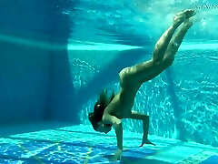 Glorious Russian-French nymphomaniac Anna Zlatavlaska and her awesome underwater solo