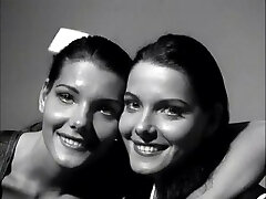 HOT twins kissing HOT twins kissing