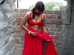 最热门Bhabhi纱丽在一个性感的风格，红色纱丽法