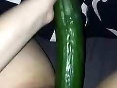 Lekker spelen met een komkommer