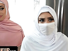 hijab hookup-l'adolescente innocente violet gems se perd et trouve un côté dont elle ignorait l'existence