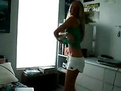 Blondine Stript fuer Mich