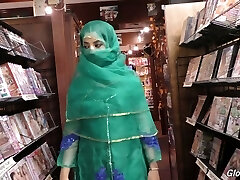 Gorąca Pakistańska dziewczyna Nadia Ali ssie dużego fiuta w dziurę pokój