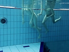 Смазливая подросток цыпочка Анна Нетребко плавает голой с ее GF