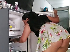 冰箱损坏了，所以我去邻居那里修理电器