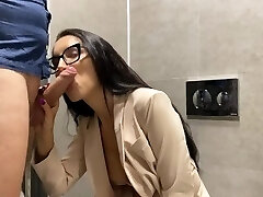 The manager fucked a lustful secretary in the toilet