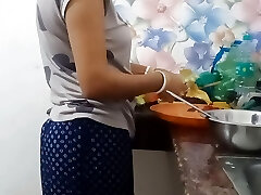 Wife ko red saree pe kitchen main romp Kiya