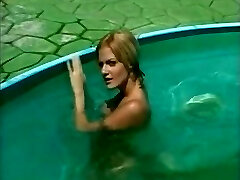 Im Pool verfuehrt Im Pool verfuehrt