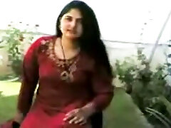 घर का बना एकल के साथ एक गोल-मटोल पाकिस्तान लड़की दिखा रहा है उसके शरीर