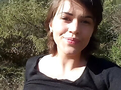 French Brunette Flash outside in Forest - Francaise S'exhib Dans Les Bois Vic Alouqua 1080p