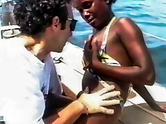schwarzes bikinibaby öffentliches interracial hämmern auf einem boot und b