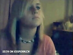 Linda rubia en la webcam