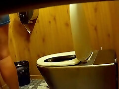 скрытая камера auf oeffentlicher toilette!