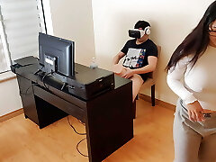 la belle-mère chaude se masturbe à côté de son beau-fils pendant qu'il regarde du porno avec des lunettes de réalité virtuelle