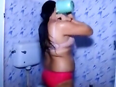 gorąca i seksowna dziewczyna bierze kąpiel z chłopakiem południowo-indyjska łazienka sex amatorska kamera