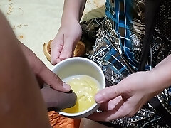 sexy ragazza bevande pipì in una tazza mentre si mangia un cookie