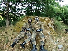 zwei soldaten in deutsch flecktarn wanken im wald