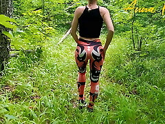 pubblico masturbazione, una ragazza in leggings passeggiate nella natura