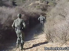 горячая цыпочка трахается с парнями из пограничного патруля