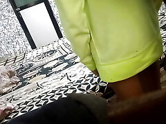 indiano ragazza divertimento in un ufficio camera da letto. indiano coppia divertimento con un letto camera