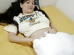 get horny when I witness my stepsister masturbating and she gives me some superb blowjobs CUM -SENOS - Porno in Spanish