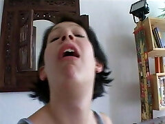 Erst eincremen dann wird die Fotze gefistet Erst eincremen dann wird die Fotze gefistet