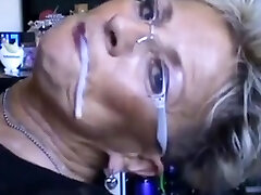 Geisteskranke Oma mit Sahne in der Fresse! Geisteskranke Oma mit Sahne in der Fresse!