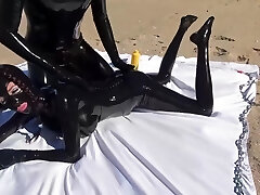 Wir Vogeln Am Strand Im Latexanzug Wir Vogeln Am Strand Im Latexanzug