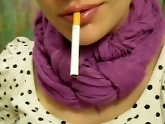 adolescent fille russe de fumer. Épais exhale.