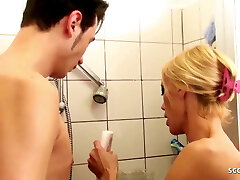 la belle-mère allemande séduit le adolescent fils à baiser sous la douche