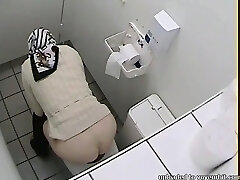 Having no idea amateur bitch with big ass pissing in the toilet