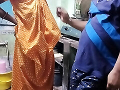 Indian bengali pinki vabi kitchen pe kam kar rahi thi or davor  aakar maje se choda vabi ko or lund ka pura pani chut pe