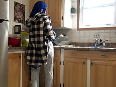 Syrian Housewife Gets Creampied By German Hubby In The Kitchen