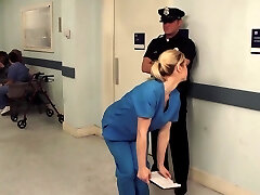 नर्स तारा लिन फॉक्स बूँदें उसके घुटनों पर देने के लिए एक मैला