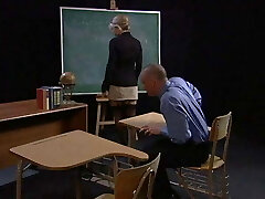 une enseignante blonde se déshabille et suce la bite de taille moyenne d'un mec chauve