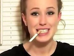 trisha annabelle di fumare su webcam